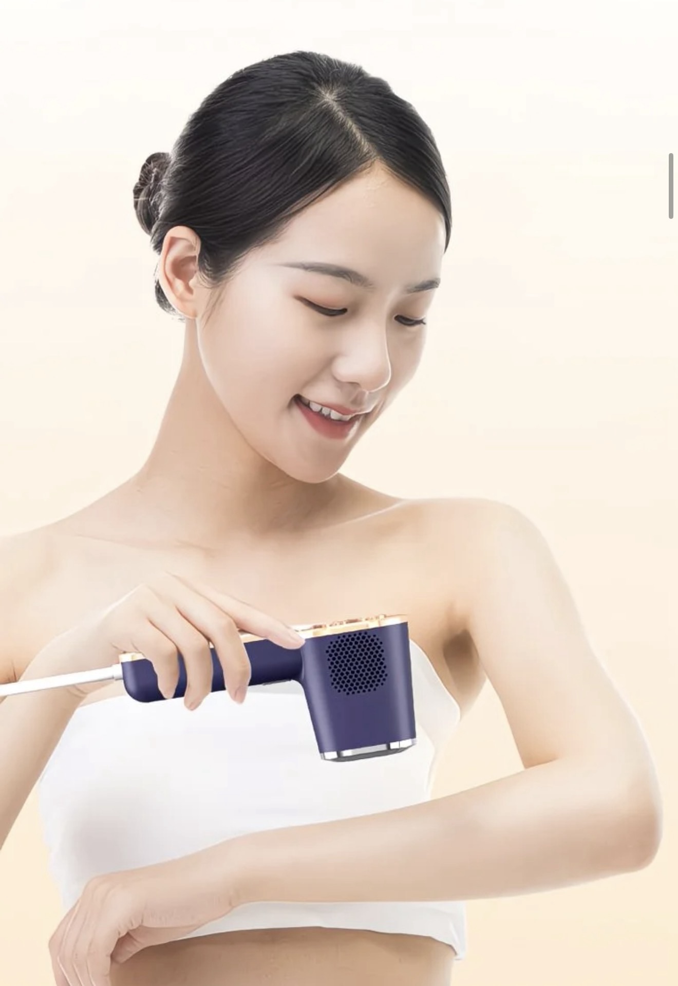 脱毛器を使用する女性